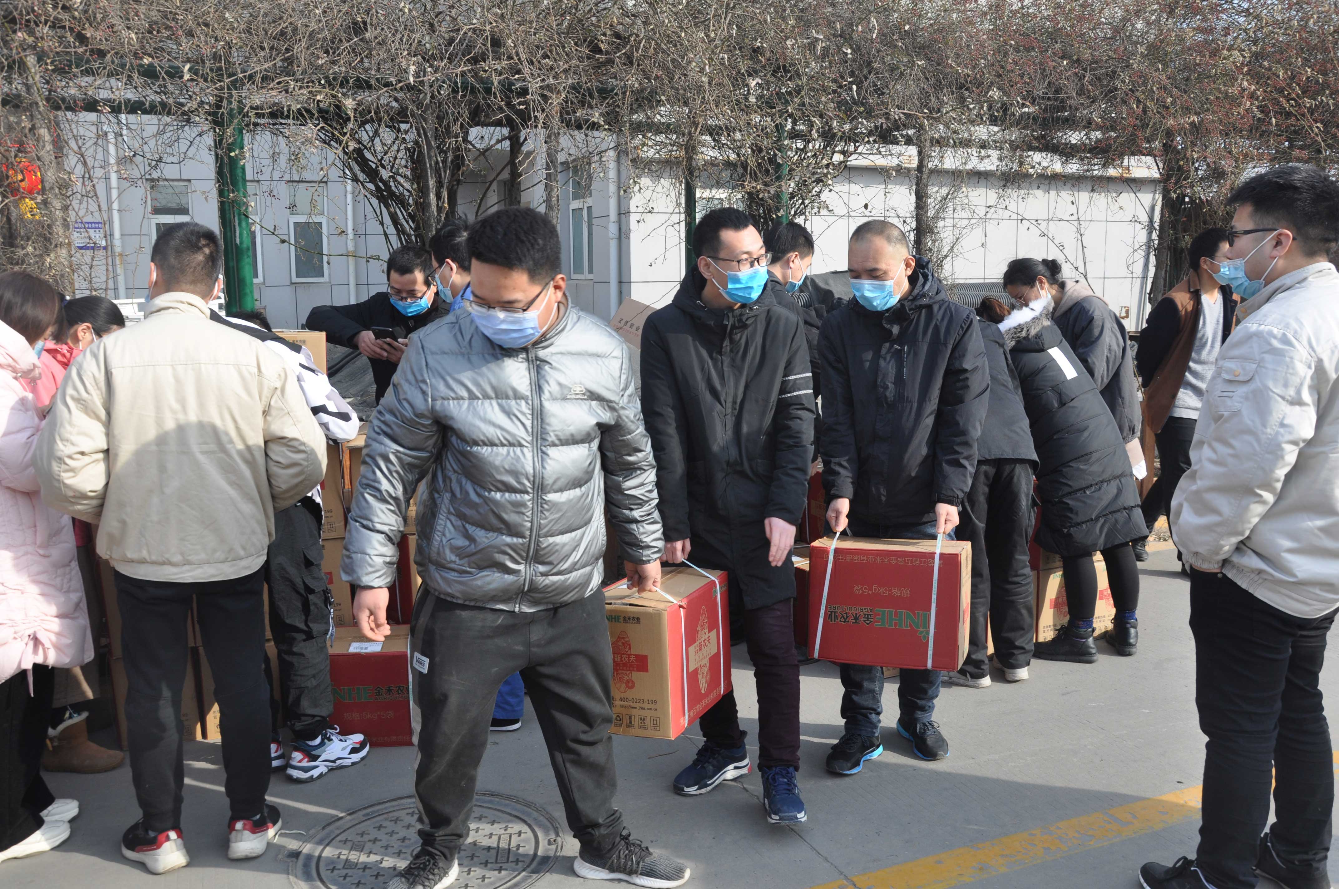 迎春节，送祝福，暖人心，厂工会发放春节慰问品(图3)