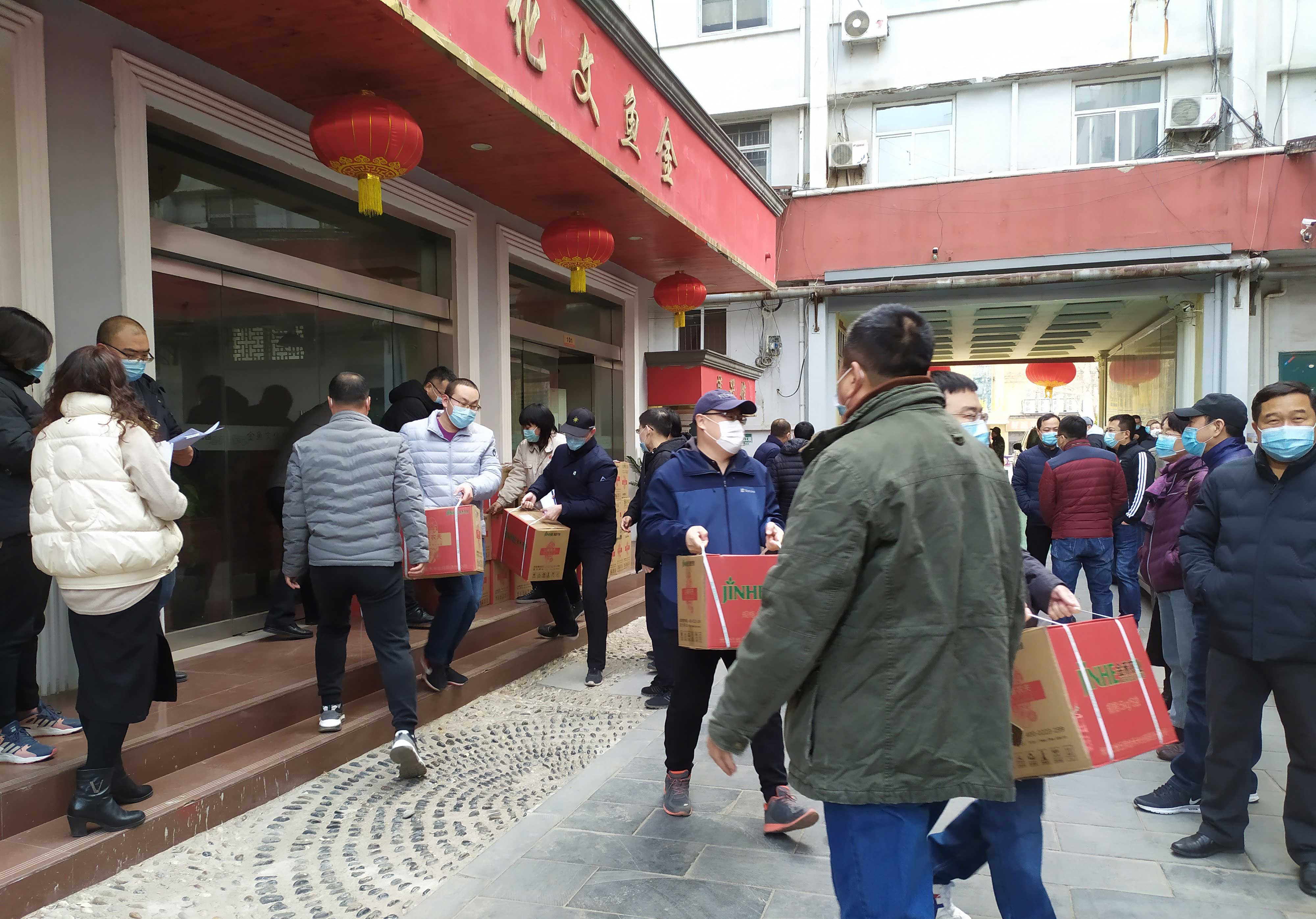 迎春节，送祝福，暖人心，厂工会发放春节慰问品(图2)